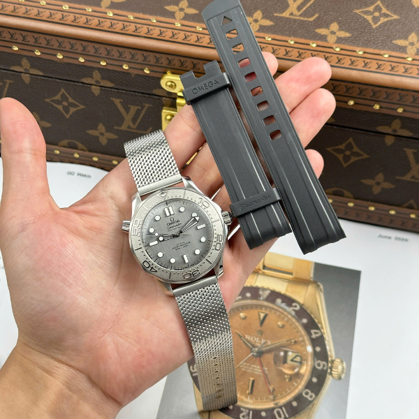 Super Clone Omega 42mm Steel — case and bezel