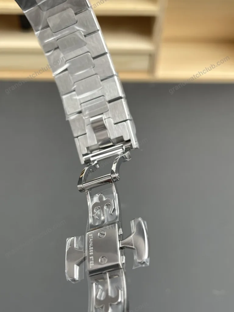 Super Clone Patek Philippe Nautilus 5712/1A-001 Blue Steels – Swiss SuperClone