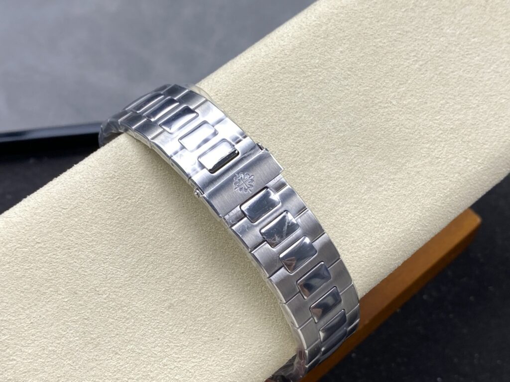 Super Clone Patek Philippe Nautilus Chronograph 5980/1A-019 40.5mm White Dial — clasp and links