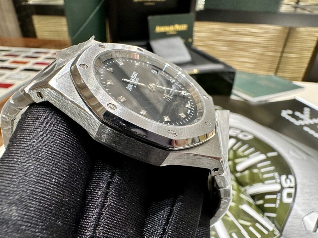 Super Clone Audemars Piguet Royal Oak Jumbo Extra-Thin 15206PT.OO.1240PT.01 39mm Black Dial — case and bezel