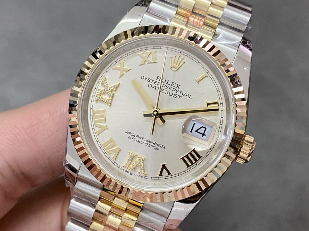 Super Clone Rolex Datejust Silver Roman Diamond Dial 126233-0031 36 mm — bracelet detail
