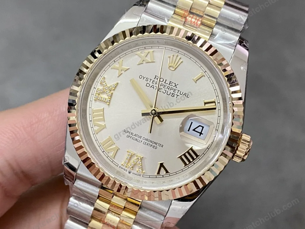 Super Clone Rolex Datejust Silver Roman Diamond Dial 126233-0031 36 mm — bracelet detail